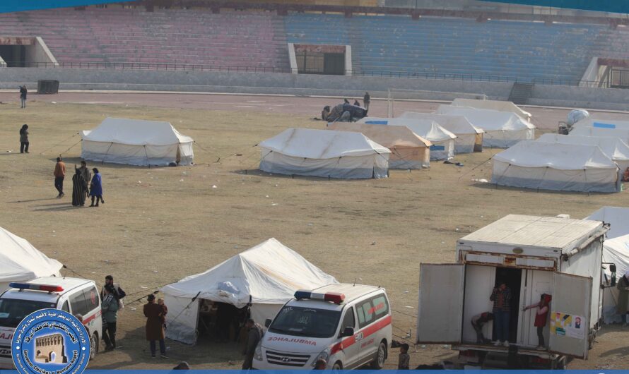 توافد الأهالي المهـ.ـجرين إلى مدينة الرقة وتقديم المساعدات الإنسانية لهم