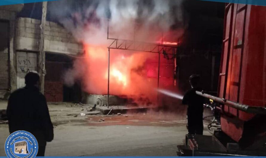 إخماد حريق نشب في محلين تجاريين في منطقة الصناعة