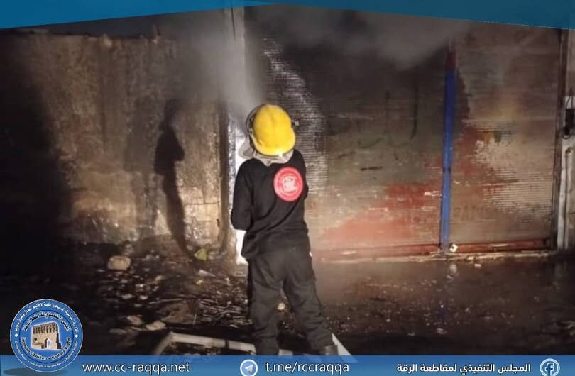 إخماد حريق نشب في محل قطع سيارات بجانب مدرسة البيروني