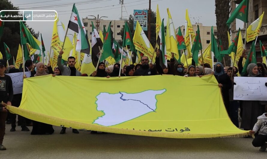 المجلس التنفيذي لمقاطعة الرقة ينظم مسيرة جماهيرية دعماً لقوات سوريا الديمقراطية