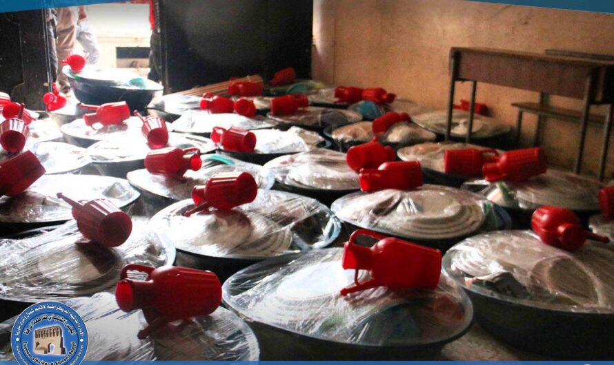 خلية الأزمة بمقاطعة الرقة تستكمل توزيع أدوات المطبخ ومستلزمات للمهجرين