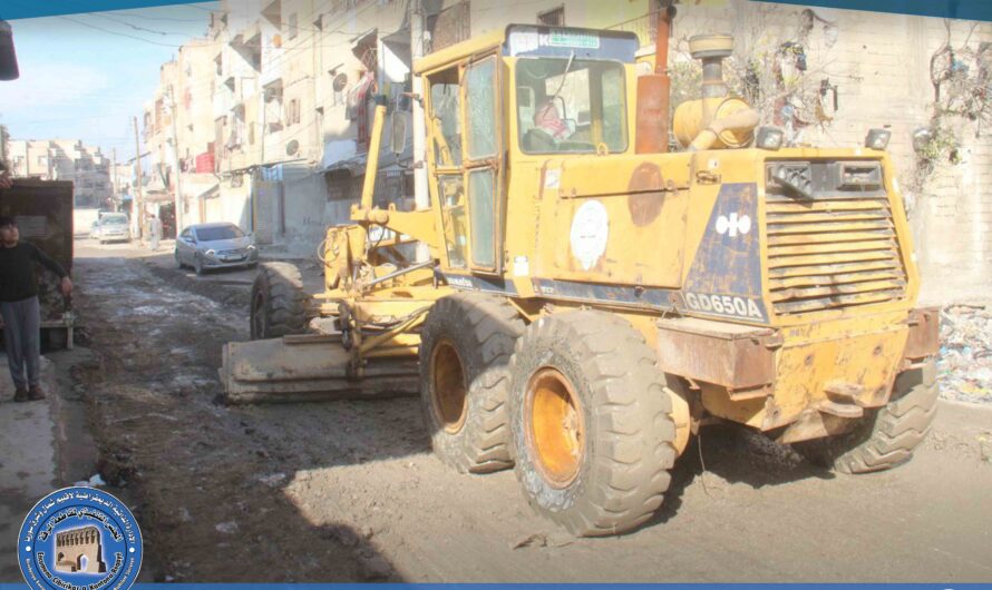 قشط طريق فرعي بجانب دوار الإدخار تمهيداً لفرشه بالبقايا