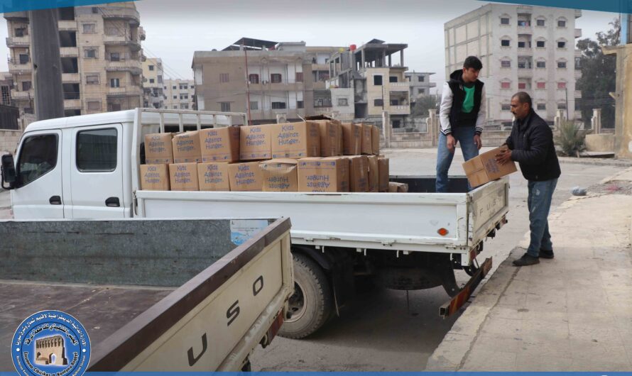 خلية الأزمة في الرقة توزع مساعدات إنسانية للمهجرين من عفرين والشهباء