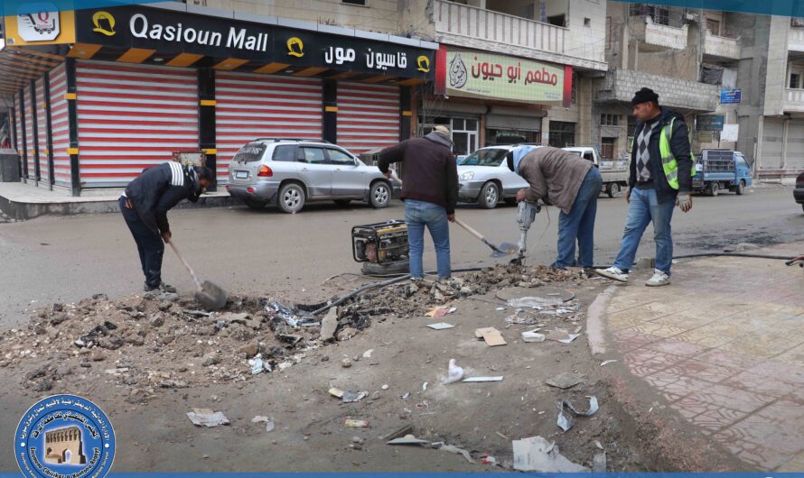 ورشات الكابلات الأرضية تمد خطاً لتغذية أحد المباني في الرقة