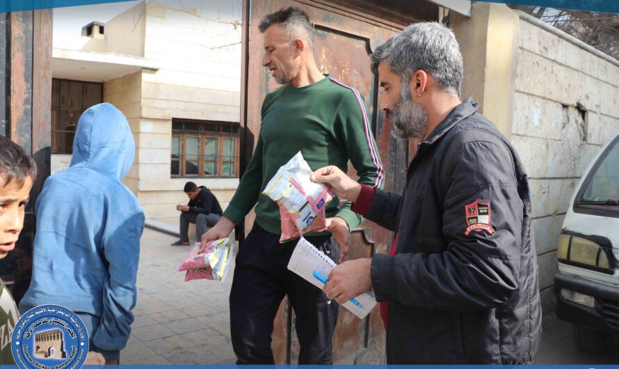 خلية الأزمة في الرقة توزع حليب ومستلزمات لذوي الاحتياجات الخاصة والأطفال المهجرين