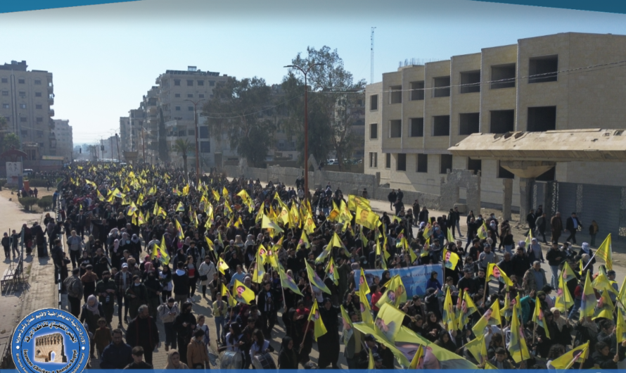 أهالي الرقة يخرجون في مسيرة جماهيرية في الذكرى الـ 27 للمؤامرة الدولية