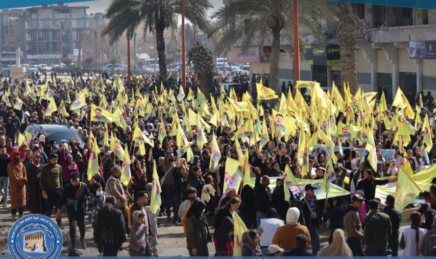 مسيرة جماهيرية في الرقة تنديداً بالمؤامرة الدولية على القائد