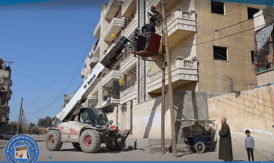 قسم الإنارة العامة يواصل أعماله في أحياء المدينة