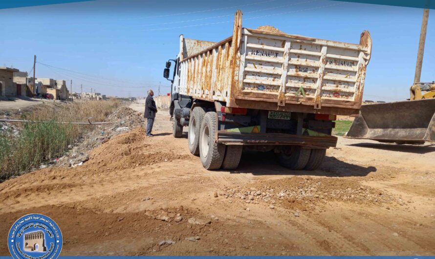 الخدمات الفنية تواصل أعمالها في تسهيل الطرق بأحياء الرقة