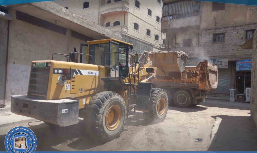 الخدمات الفنية تواصل ترحيل الأنقاض وترميم الطرق في عدد من أحياء الرقة