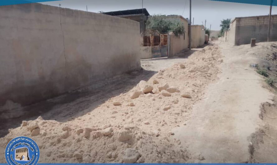 بلدية الشعب بالعكيرشي تواصل أعمال ردم وتسوية شوارع المنطقة
