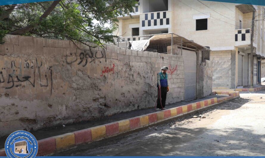 مواصلة أعمال تأهيل أرصفة شارع المنصور من الجهة الشمالية