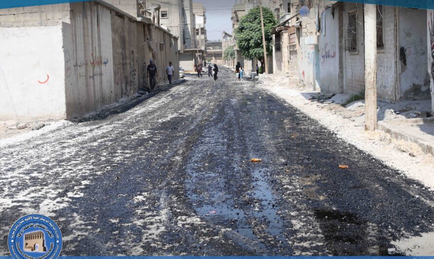 بلدية الشعب في الرقة تتابع تجهيز الشوارع لمدّ المجبول الأسفلتي
