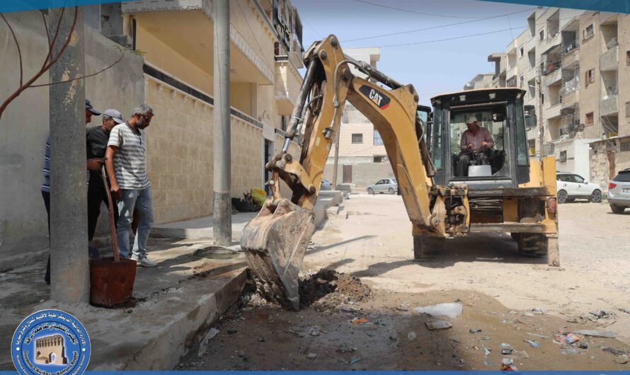 ورشات صيانة المياه تباشر إصلاح خط مياه في شارع القطار