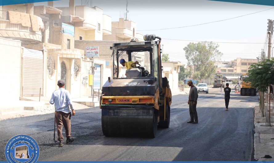 استمرار أعمال تأهيل الطرق في عدد من أحياء المدينة ضمن خطة العمل الخدمية