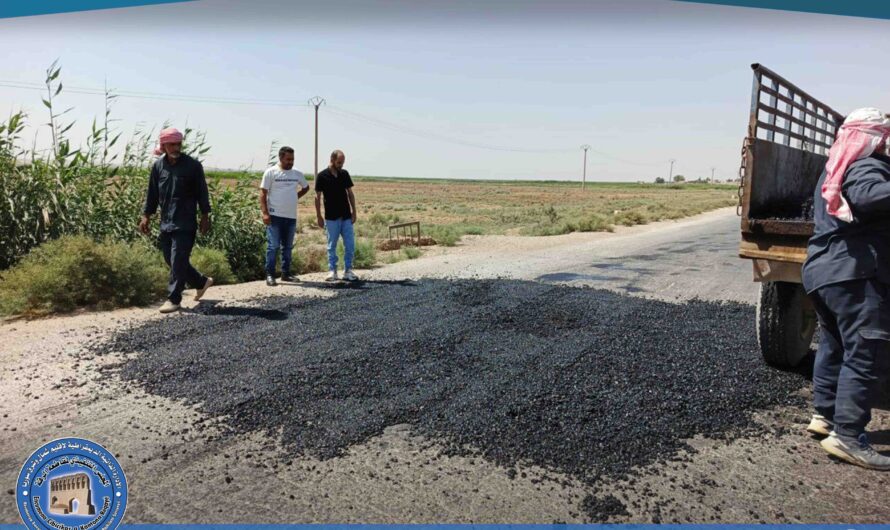 بلدية الكالطة تنجز أعمال ترقيع الحفر على طريق الرقة – سلوك