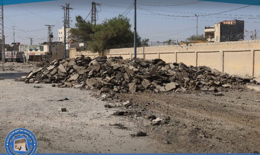 بلدية الرقة تواصل أعمال إزالة الإسفلت المتضرر في حي الادخار