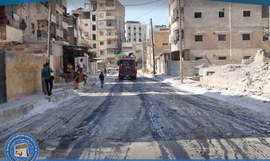 بلدية الشعب في الرقة تواصل مشروع تعبيد الطرق في منطقة الفردوس