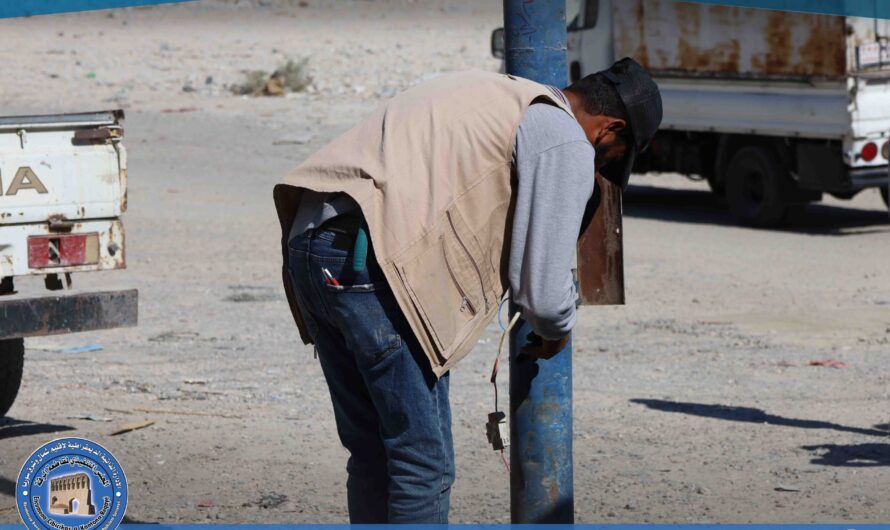 استمرار أعمال صيانة أعمدة الإنارة في حي الادخار