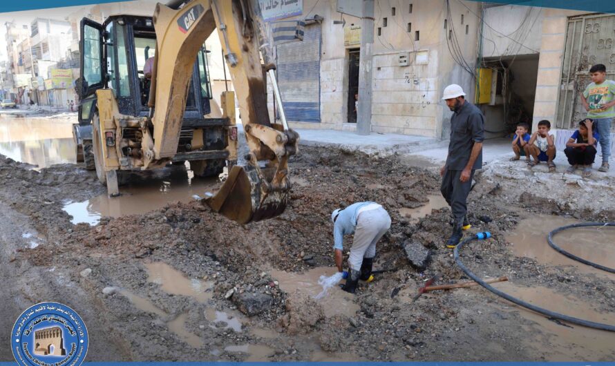 ورشات المياه تباشر إصلاح كسر في خط المياه بحي الادخار