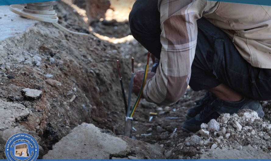 ورشات الإنارة تشرع بتأهيل شبكة حي الادخار استعداداً لإعادة تعبيد طرق المنطقة