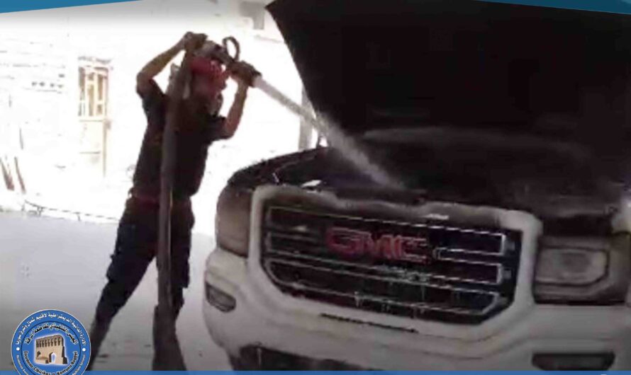 فريق الاستجابة الأولية يخمد حريقًا في معرض سيارات بالرقة