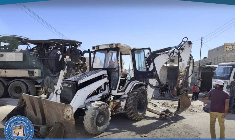 فتح انسداد مجرور رئيسي في حي الرميلة بالرقة