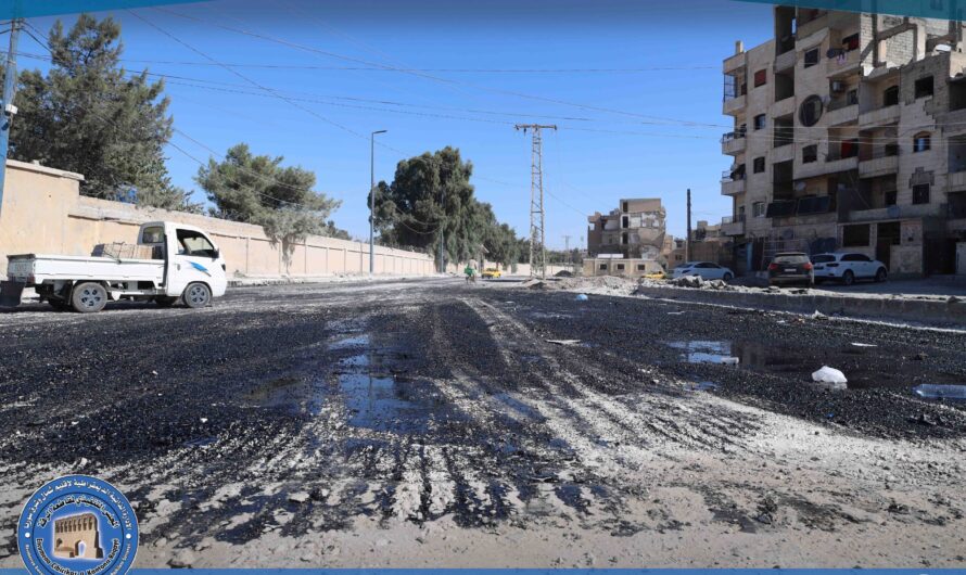 بلدية الشعب في الرقة تطلق أعمال تعبيد ورش الأسفلت للشوارع المحيطة بدوار الساعة