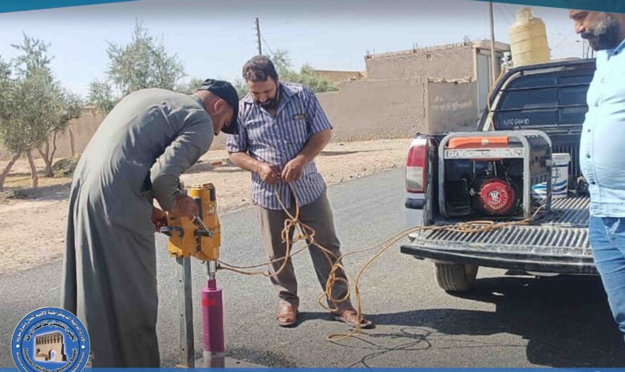 الخدمات الفنية تتابع أعمالها الميدانية في بلدية الرشيد وتنفذ تجربة فنية لقياس سماكة القميص الأسفلتي