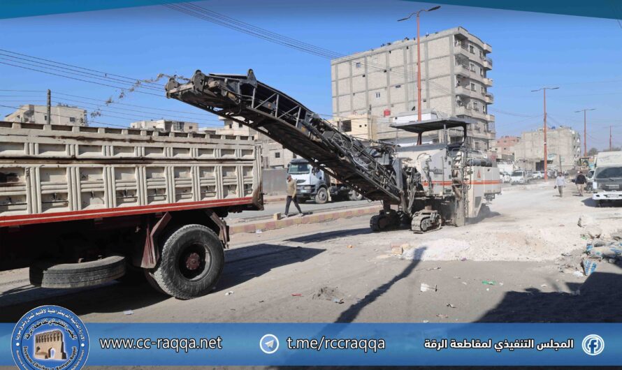 بلدية الرقة تباشر أعمال قشط وتعبيد الطريق الواصل بين مدرسة المعري ودوار الدلة