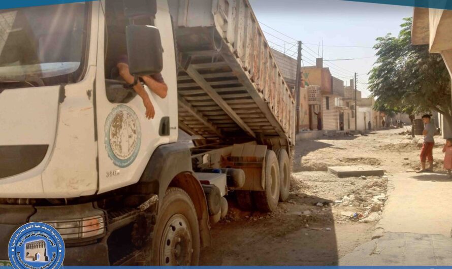 استمرار أعمال ترحيل ناتج الصرف الصحي وصيانة الطرق في المدينة
