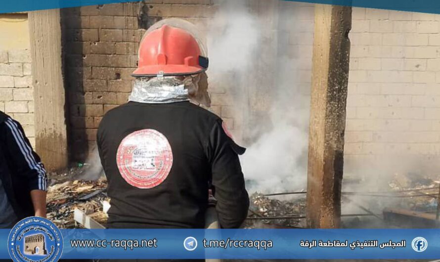 إخماد حريق نشب في قطع سيارات موجودة على سطح أحد المنازل مقابل المياه