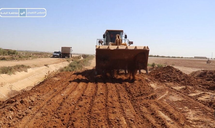 مكتب الري يواصل صيانة قناة الاستزراع في مزرعة اليمامة غرب الرقة