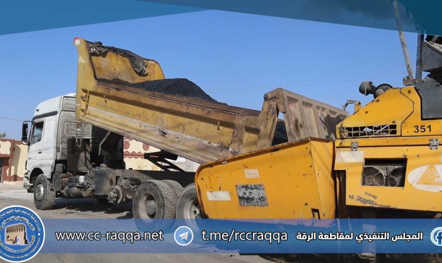 استمرار أعمال تعبيد الطرق ضمن مشروع تطوير البنية التحتية في المدينة