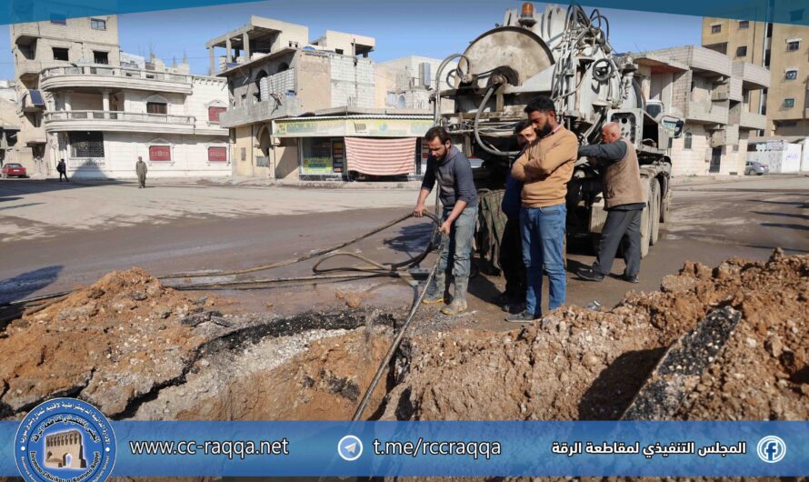 العمل على معالجة انسداد في شبكة الصرف الصحي بمنطقة التوسعية