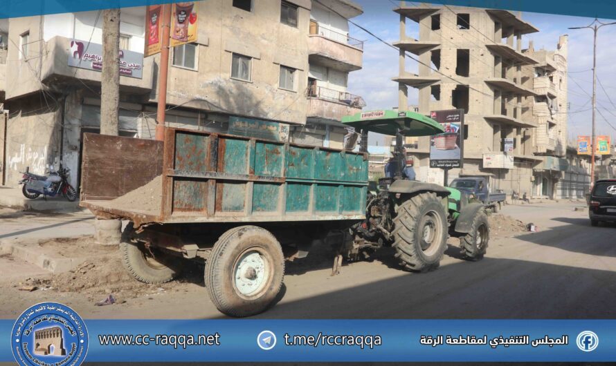 دائرة الحدائق تجري بعض الأعمال الخدمية في منصف شارع سيف الدولة