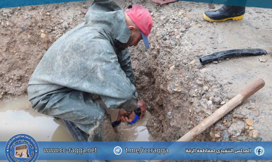 دائرة المياه تباشر إصلاح كسر في خط رئيسي بحي رميلة